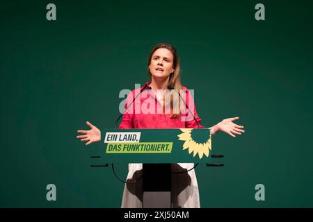 Terry Reintke (Abgeordneter des Europäischen Parlaments) 2024 bei der Landesdelegiertenkonferenz (LDK) von Buendnis 90/die Gruenen Nordrhein-Westfalen in Stockfoto