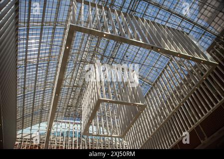 15.07.2024, Amsterdam, Niederlande, Glasdach des Rijksmuseums auf dem Museumplein Stockfoto