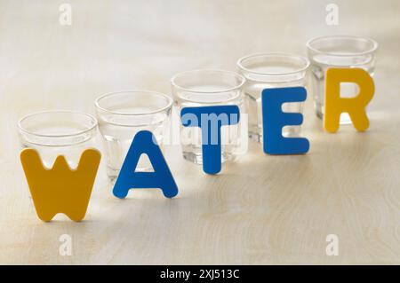 Gläser Wasser und das Wort Wasser Stockfoto