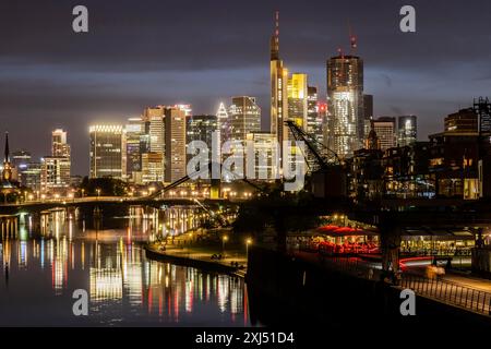 Skyline von Frankfurt am Main am Abend, Wolkenkratzer im Bankenviertel am Abend. Frankfurt am Main, Hessen, Deutschland Stockfoto