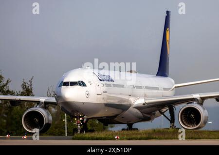 Flugzeuge am Flughafen Fraport kurz nach der Landung, Airbus A340-600 der Fluggesellschaft Lufthansa. Frankfurt am Main, Hessen, Deutschland Stockfoto