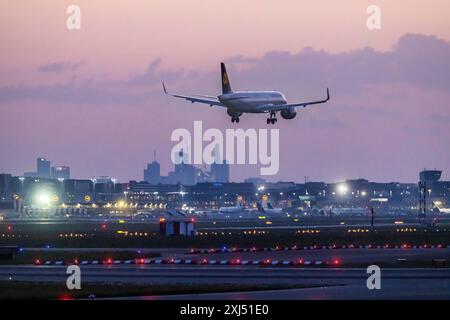 Flugzeug der Fluggesellschaft Lufthansa nähert sich am frühen Morgen, Frankfurt Airport, Fraport. Skyline von Frankfurt am Main, Hessen, Deutschland Stockfoto