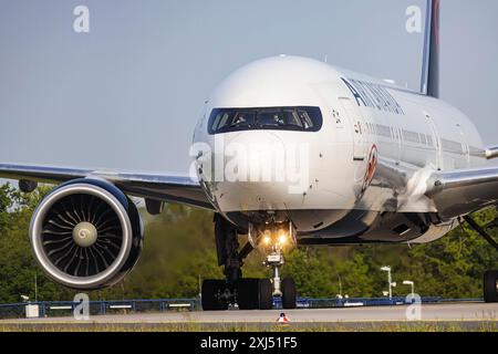 Flugzeuge am Flughafen Fraport kurz nach der Landung. Boeing 777 der Fluggesellschaft Air Canada. Frankfurt am Main, Hessen, Deutschland Stockfoto