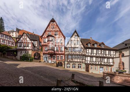 Marktplatz Miltenberg mit Marktbrunnen und prächtigen Fachwerkhäusern, Schnatterloch. Das Ensemble ist eines der meistfotografierten Stockfoto