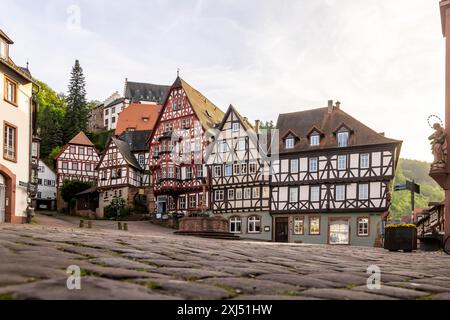 Marktplatz Miltenberg mit Marktbrunnen und prächtigen Fachwerkhäusern, Schnatterloch. Das Ensemble ist eines der meistfotografierten Stockfoto