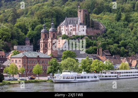 Blick über den Main auf die Burg und die Altstadt mit der Pfarrkirche St. James. Miltenberg, Niederfranken, Bayern, Deutschland Stockfoto