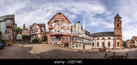 Marktplatz Miltenberg mit Marktbrunnen und prächtigen Fachwerkhäusern, Schnatterloch. Das Ensemble ist eines der meistfotografierten Stockfoto