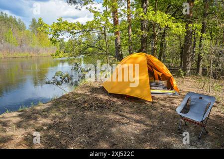 Reisen Sie in abgelegene geschützte Bereiche. Touristenzelt am Ufer. Stockfoto