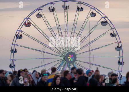 Adenau, 8. Juni 2024: Fans und Riesenrad in Abendstimmung beim Rock am Ring Festival. Das Festival findet am Nürburgring statt Stockfoto