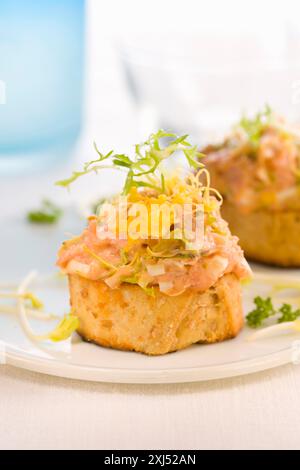 Yorker Schinken, Endivien, Ei und gewürzte Mayonnaise auf einer mundgroßen Scheibe Brot Stockfoto