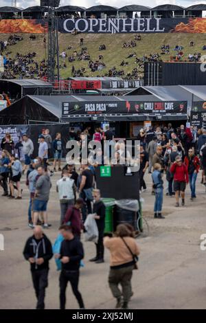 Kopenhagen, Dänemark - 19. Juni 2024: Festivalbesucher vor dem Logo beim Copenhell Metal Festival auf dem Kloverparken Camping Kopenhagen, Dänemark. Stockfoto