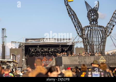 Kopenhagen, Dänemark - 19. Juni 2024: Festivalbesucher vor dem Logo beim Copenhell Metal Festival auf dem Kloverparken Camping Kopenhagen, Dänemark. Stockfoto