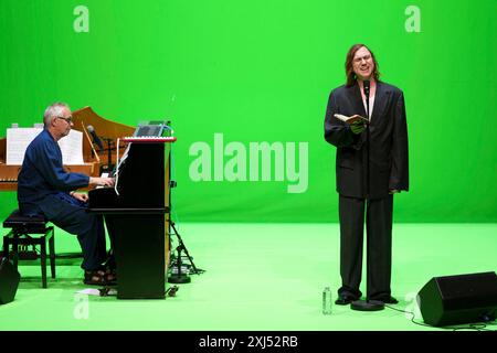 Lars Eidinger liest die Hauspostille und spricht Emotionen und Intellekt des Lesers an. Im Potsdamer Nikolaisaal am 30. Juni 2024 Stockfoto