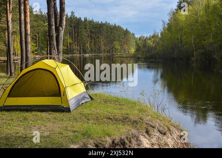 Reisen Sie in abgelegene geschützte Bereiche. Touristenzelt am Ufer. Stockfoto