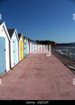 Strandhütten an der Küste von Marine Parade Preston Sands, Paignton, Torbay, South Devon. Stockfoto