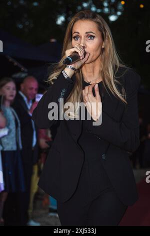 Jenice (Franziska Czurratis) singt bei der ersten Fashion Night of Harald Gloeoeckler während der Präsentation seiner neuen Modekollektion Teuber by Stockfoto