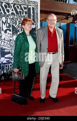 Walter Momper und seine Frau Anne Momper kommen zur Jubiläumspremiere von CABARET, dem Berliner Musical im Tipi am Kanzleramt in Berlin Stockfoto