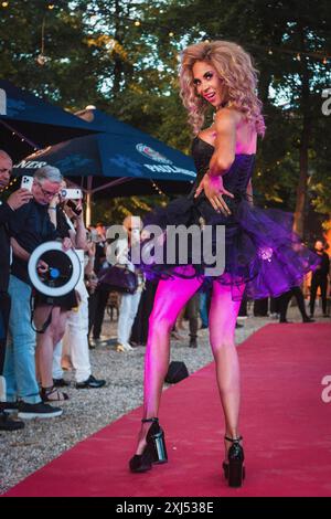 Model bei Harald Gloeoecklers erster Fashion Night für seine neue Modekollektion Teuber by HARALD GLOeOeCKLER am 28. April in Loretta am Wannsee in Berlin Stockfoto