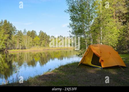 Reisen Sie in abgelegene geschützte Bereiche. Touristenzelt am Ufer. Stockfoto