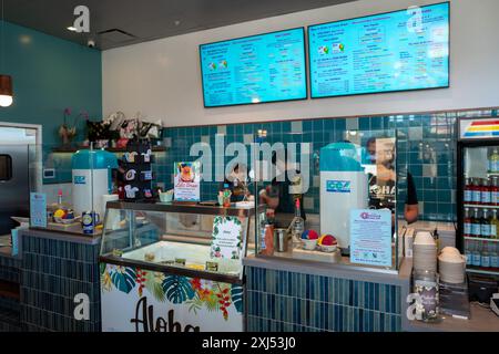 USA. Januar 2024. Das Innere des Ululanis Hawaiian Shave Ice Shops bietet eine Auswahl tropischer Aromen auf digitalen Tafeln, wobei Kunden im Hintergrund serviert werden, Livermore, Kalifornien, 7. Januar 2024. (Foto: Smith Collection/Gado/SIPA USA) Credit: SIPA USA/Alamy Live News Stockfoto