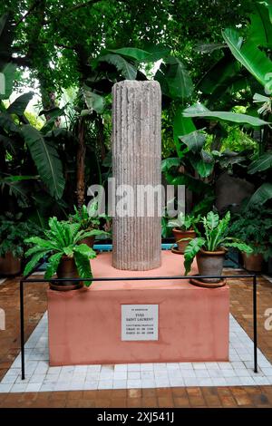 Jardin Majorelle, botanischer Garten in Marrakesch, Eine Säule als Denkmal für Yves Saint Laurent, umgeben von Pflanzen und Terrakotta, Marrakesch, Marokko Stockfoto