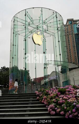 Machen Sie einen Spaziergang durch Chongqing, Provinz Chongqing, China, Asien, Apple Store mit einer auffälligen Glaskonstruktion und einem beleuchteten Logo, Chongqing Stockfoto