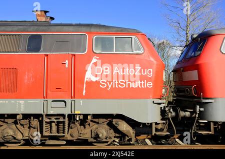 Nahaufnahme des roten Sylt-Shuttlezuges mit DB AutoZug-Logo, Sylt, Nordfriesische Insel, Schleswig-Holstein, Deutschland Stockfoto