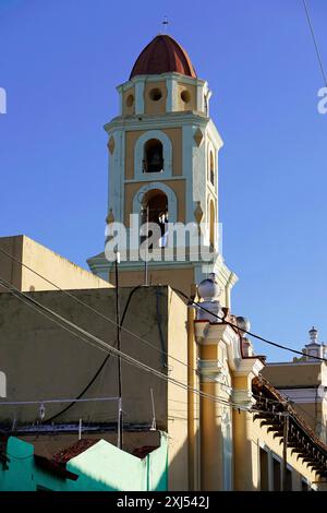 Trinidad, Kuba, Zentralamerika, großer Kirchturm mit rotem Dach und Glocken vor einem klaren blauen Himmel, architektonische Details, große Antillen Stockfoto