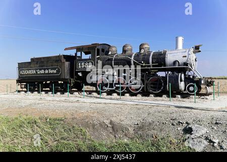 Camagueey, Provinz Camagueey, Kuba, Zentralamerika, alte Dampflokomotive in einem Freilichtmuseum unter blauem Himmel, große Antillen Stockfoto