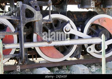 Camagueey, Provinz Camagueey, Kuba, Zentralamerika, Nahaufnahme der Räder und mechanischen Teile einer alten Dampflokomotive, Großantillen Stockfoto