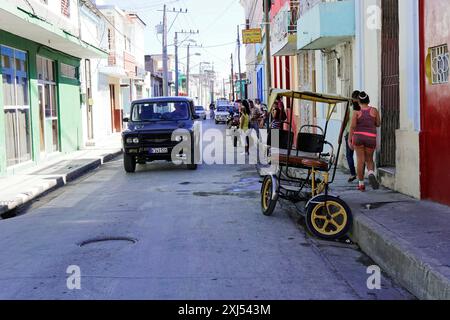 Altstadt, Camagueey, Provinz Camagueey, Kuba, Zentralamerika, Greater Antilles, Karibik, Amerika, lebhafte Marktstraße in Kuba mit Fußgängern Stockfoto