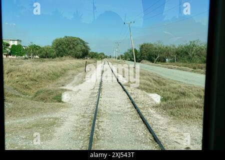 Camagueey, Provinz Camagueey, Kuba, Zentralamerika, Eisenbahngleise führen direkt durch eine ländliche, grüne Landschaft, Großantillen, Karibik Stockfoto