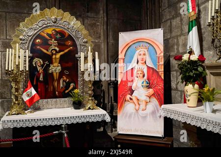 Kathedrale Notre-Dame de Paris, Ille de la Cite, 4. Arrondissement, Paris, Frankreich, Europa, Altar mit Bild eines heiligen und brennenden Kerzen in A Stockfoto