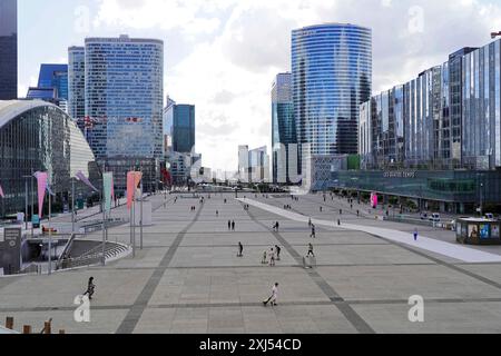 Paris, Frankreich, Europa, großer, offener Platz inmitten des modernen Geschäftsviertels La Defense unter bewölktem Himmel Stockfoto