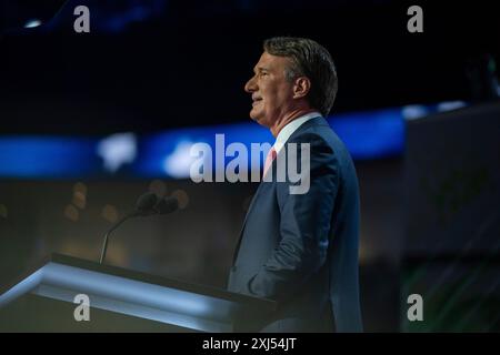 Milwaukee, Vereinigte Staaten. Juli 2024. Gouverneur Glenn Younkin (Republikaner von Virginia) spricht am Montag, den 15. Juli 2024, auf dem Republican National Convention in Milwaukee, Wisconsin. Quelle: Annabelle Gordon/CNP/dpa/Alamy Live News Stockfoto