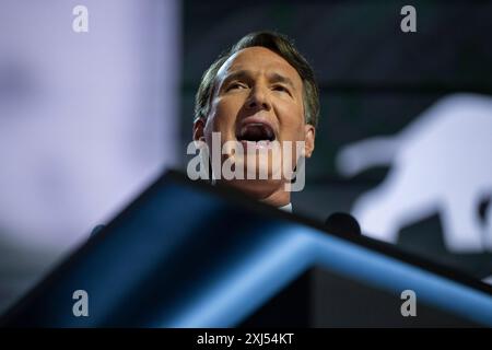 Milwaukee, Vereinigte Staaten. Juli 2024. Gouverneur Glenn Younkin (Republikaner von Virginia) spricht am Montag, den 15. Juli 2024, auf dem Republican National Convention in Milwaukee, Wisconsin. Quelle: Annabelle Gordon/CNP/dpa/Alamy Live News Stockfoto