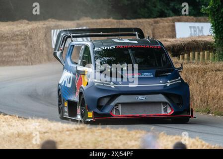 Der Ford Supervan 4,2 fährt beim Goodwood Festival of Speed 2024 auf der Bergsteigerstrecke. Ford Transit Supervan Werbewagen Stockfoto