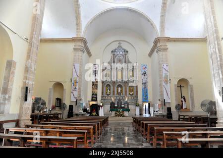 Kathedrale San Idelfonso am Plaza Mayor, Merida, Yucatan, Mexiko, Zentralamerika, Innenansicht einer historischen Kirche mit Altären, Bänken und Stockfoto