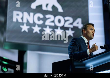 Milwaukee, Vereinigte Staaten. Juli 2024. Charlie Kirk, CEO von TPUSA, spricht auf der Republican National Convention in Milwaukee, Wisconsin, am Montag, den 15. Juli 2024, auf dem Fiserv Forum. Quelle: Annabelle Gordon/CNP/dpa/Alamy Live News Stockfoto