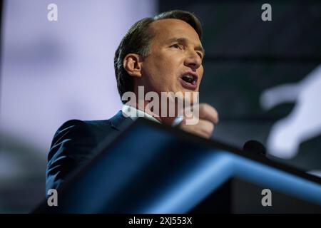 Milwaukee, Vereinigte Staaten. Juli 2024. Gouverneur Glenn Younkin (Republikaner von Virginia) spricht am Montag, den 15. Juli 2024, auf dem Republican National Convention in Milwaukee, Wisconsin. Quelle: Annabelle Gordon/CNP/dpa/Alamy Live News Stockfoto