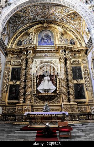 Kirche des ehemaligen Dominikanerklosters Santo Domingo in Oaxaca de Juarez, Oaxaca, Mexiko, Mittelamerika, prächtiger vergoldeter Kirchenaltar mit Stockfoto