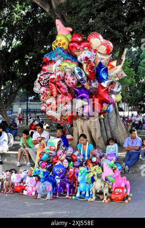 Oaxaca, Mexiko, Mittelamerika, Ein farbenfroher Stand mit vielen Ballons und Spielzeug in einem Park Stockfoto