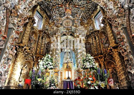 Kirche Iglesia Santa Maria de Tonantzintla, San Pedro Cholula, Puebla, Mexiko, Lateinamerika, Nordamerika, Mittelamerika, golddekorierte Innenausstattung Stockfoto