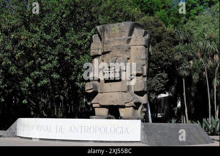 Museo Nacional de Antropologia, Mexiko-Stadt, Mexiko, Mittelamerika, große Steinskulptur vor dem Museo Nacional de Antropologia Stockfoto