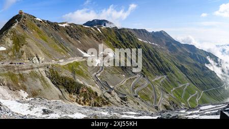 Panoramablick auf die Ostrampe Nordrampe Aufstieg von bis zu 2757 2758 Meter hohen Passstraße Bergpass Alpenpass mit Serpentinen engen Kurven Stilfserjoch Stockfoto