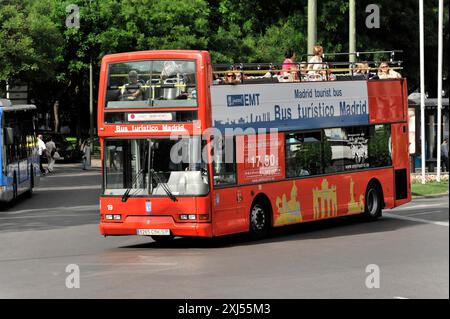 Madrid, Spanien, Europa, Roter Touristenbus in Madrid, der mit Passagieren durch die Stadt fährt Stockfoto