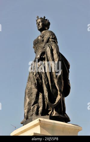 Statue von Isabel II, Plaza de Isabel II, Madrid, Spanien, Europa, Bronzestatue einer gekrönten Frau in historischem Kleid unter blauem Himmel Stockfoto