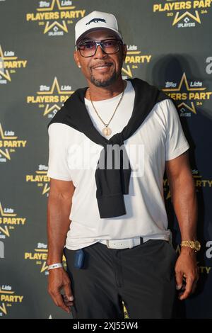 Arlington, Texas, USA. Juli 2024. Der ehemalige MLB-Spieler Gary Sheffield besucht den roten Teppich für die 2024 Players Party, die von der Major Leagues Baseball Players Association (MLBPA), Lids and Topps im AT&T Stadium veranstaltet wird. Am Montag, den 15. Juli 2024, in Arlington, Texas. Die Veranstaltung ist Teil der MLB All Star Week. (Kreditbild: © Javier Vicencio/eyepix via ZUMA Press Wire) NUR REDAKTIONELLE VERWENDUNG! Nicht für kommerzielle ZWECKE! Stockfoto