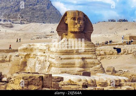 Vollständige Ansicht der Sphinx von Gizeh aus der alten ägyptischen Zeit Antiker Löwenkörper mit menschlichem Kopf im Halbprofil, Kairo, Ägypten Stockfoto