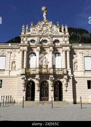 Blick auf den Eingangsflügel mit reich verziertem Portal Haupteingang der Königlichen Villa Königsschloss Linderhof von König Ludwig II. In der Nähe von Ettal, Bezirk von Stockfoto